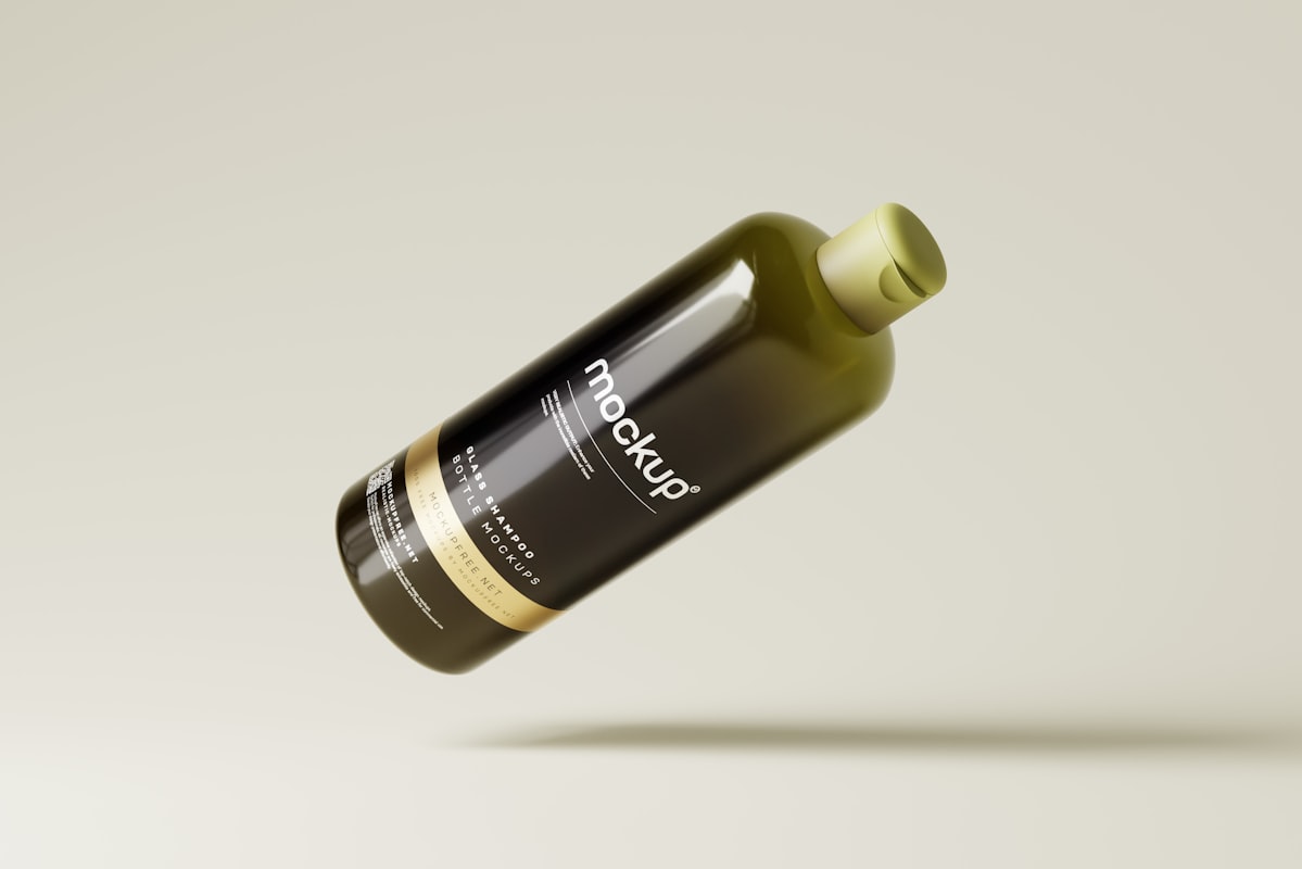 Bottiglia di olio d'oliva extra vergine con olive fresche