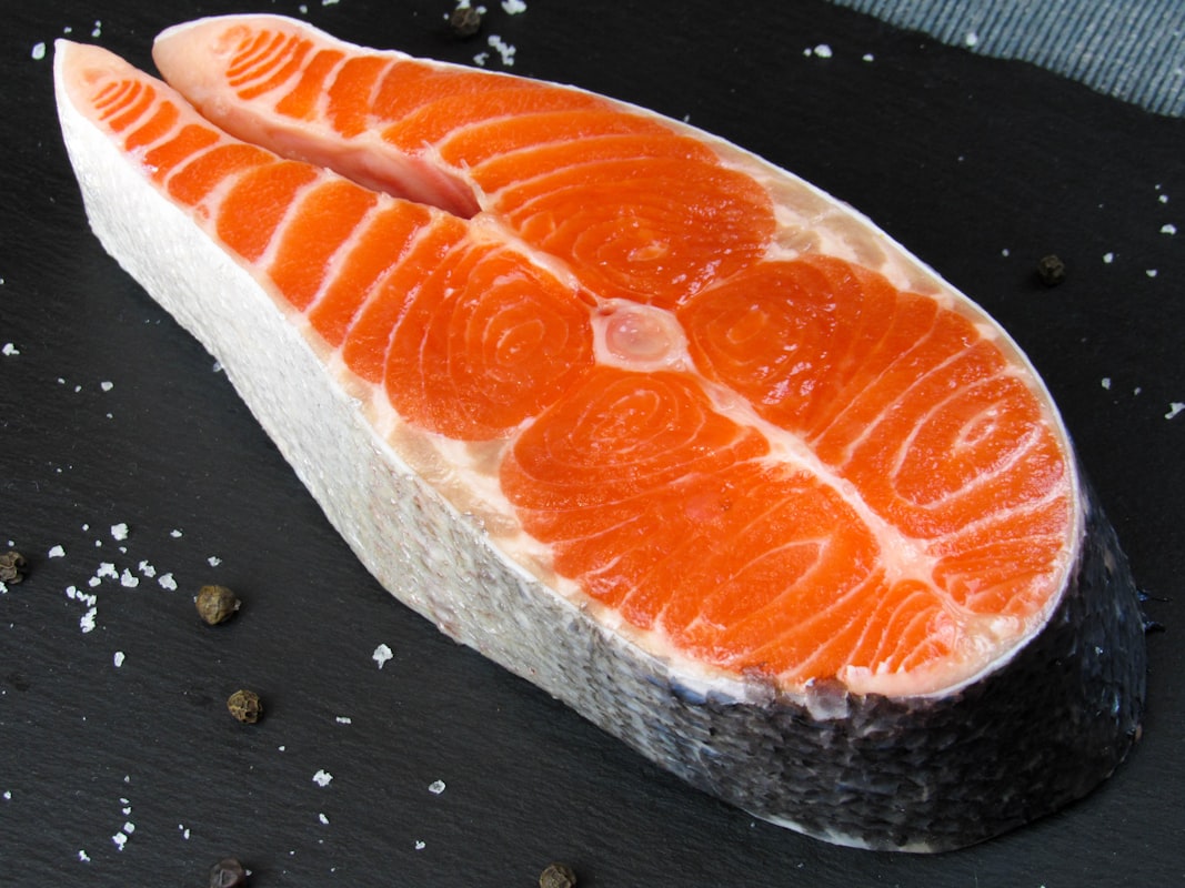 Semi di chia neri in ciotola bianca con acqua